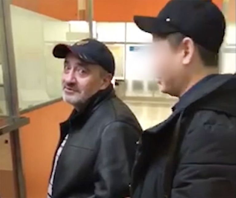Мужчина, находившийся в международном розыске в течение 18 лет, во время экстрадиции в Казахстан Мужчина, находившийся в международном розыске в течение 18 лет, во время экстрадиции в Казахстан