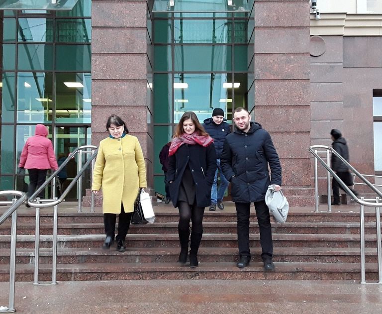 Алан Габараев у здания суда Алан Габараев у здания суда