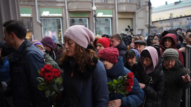 Люди перед церемонией прощания с народным артистом СССР Владимиром Этушем у театра им. Евгения Вахтангова. 12 марта 2019 Люди перед церемонией прощания с народным артистом СССР Владимиром Этушем у театра им. Евгения Вахтангова. 12 марта 2019
