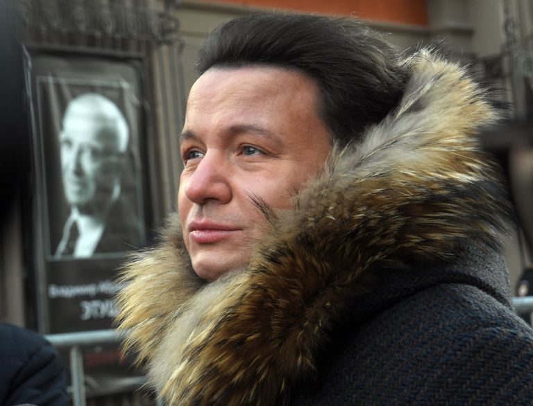 Актер Александр Олешко перед церемонией прощания с народным артистом СССР Владимиром Этушем у театра им. Евгения Вахтангова Актер Александр Олешко перед церемонией прощания с народным артистом СССР Владимиром Этушем у театра им. Евгения Вахтангова