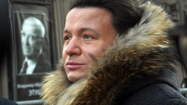 Актер Александр Олешко перед церемонией прощания с народным артистом СССР Владимиром Этушем у театра им. Евгения Вахтангова Актер Александр Олешко перед церемонией прощания с народным артистом СССР Владимиром Этушем у театра им. Евгения Вахтангова