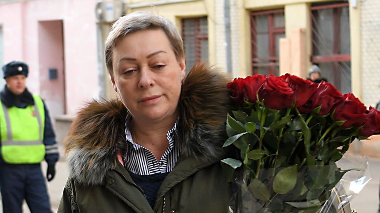 Актриса Мария Аронова перед церемонией прощания с народным артистом СССР Владимиром Этушем у театра им. Евгения Вахтангова Актриса Мария Аронова перед церемонией прощания с народным артистом СССР Владимиром Этушем у театра им. Евгения Вахтангова