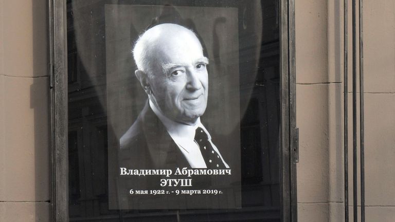 Портрет народного артиста СССР Владимира Этуша во время церемонии прощания у театра им. Евгения Вахтангова Портрет народного артиста СССР Владимира Этуша во время церемонии прощания у театра им. Евгения Вахтангова