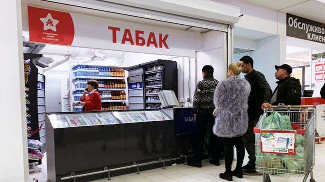 Покупатели стоят у табачной лавки Покупатели стоят у табачной лавки