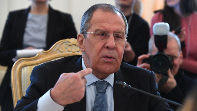 Министр иностранных дел РФ Сергей Лавров во время встречи с министром иностранных дел Австрийской Республики Карин Кнайсль Министр иностранных дел РФ Сергей Лавров во время встречи с министром иностранных дел Австрийской Республики Карин Кнайсль
