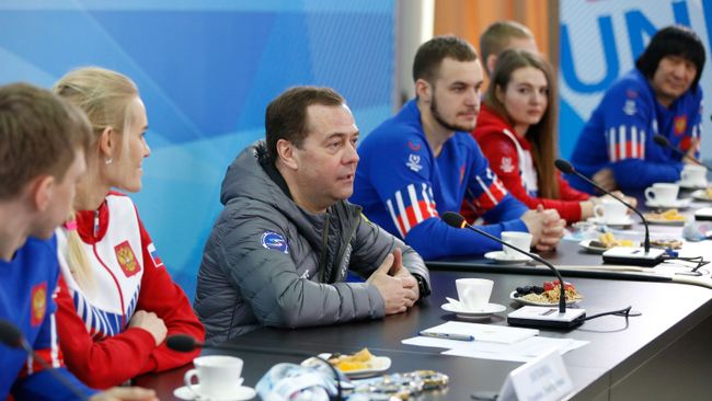 Председатель правительства РФ Дмитрий Медведев во время встречи со студентами и тренерами - членами спортивной сборной команды РФ во время посещения Деревни Универсиады-2019 в Красноярске Председатель правительства РФ Дмитрий Медведев во время встречи со студентами и тренерами - членами спортивной сборной команды РФ во время посещения Деревни Универсиады-2019 в Красноярске