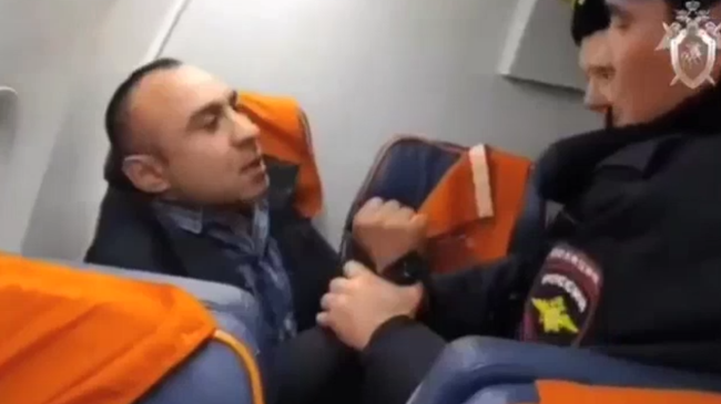 Опубликовано видео задержания дебошира на рейсе Оренбург – Москва