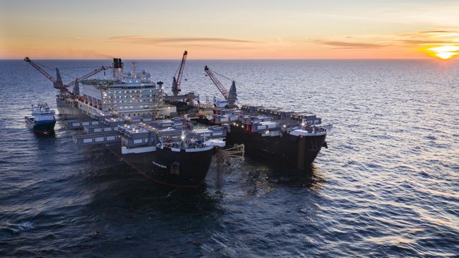 Трубоукладочное судно Pioneering Spirit в Шведской исключительной экономической зоне Трубоукладочное судно Pioneering Spirit в Шведской исключительной экономической зоне