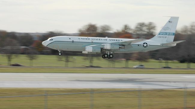 Самолет наблюдения США Boeing OC-135B Open Skies с бортовым номером 61-2670