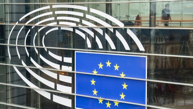 Логотип на здании Европарламента в Брюсселе Логотип на здании Европарламента в Брюсселе