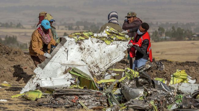 Место крушения пассажирского самолета Boeing 737 Max 8 авиакомпании Ethiopian Airlines в Эфиопии Место крушения пассажирского самолета Boeing 737 Max 8 авиакомпании Ethiopian Airlines в Эфиопии