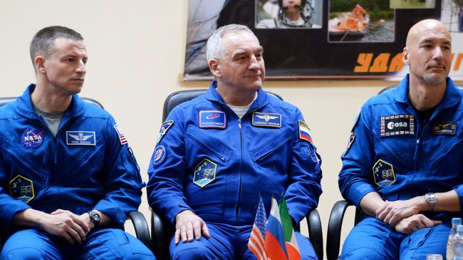 Члены экипажа МКС-60/61: Эндрю Морган, Александр Скворцов и Лука Пармитано Члены экипажа МКС-60/61: Эндрю Морган, Александр Скворцов и Лука Пармитано