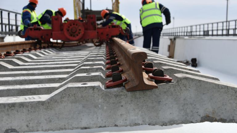 Укладка железнодорожного полотна при строительстве Крымского моста Укладка железнодорожного полотна при строительстве Крымского моста