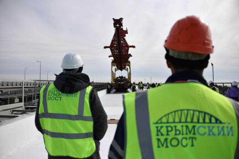Укладка железнодорожного полотна при строительстве Крымского моста Укладка железнодорожного полотна при строительстве Крымского моста