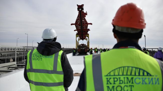 Укладка железнодорожного полотна при строительстве Крымского моста Укладка железнодорожного полотна при строительстве Крымского моста