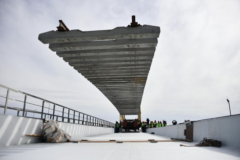 Укладка железнодорожного полотна при строительстве Крымского моста Укладка железнодорожного полотна при строительстве Крымского моста
