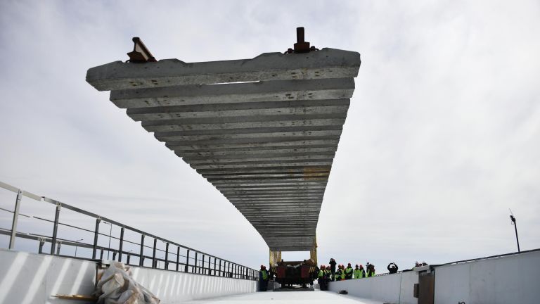 Укладка железнодорожного полотна при строительстве Крымского моста Укладка железнодорожного полотна при строительстве Крымского моста