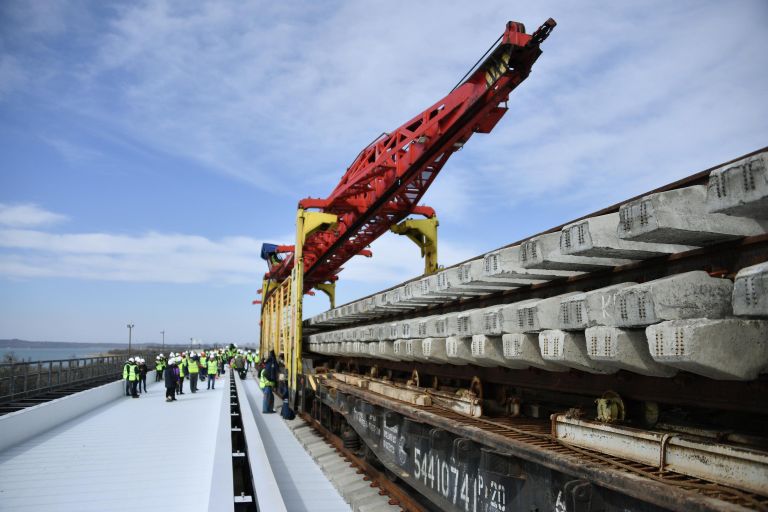 Укладка железнодорожного полотна при строительстве Крымского моста Укладка железнодорожного полотна при строительстве Крымского моста
