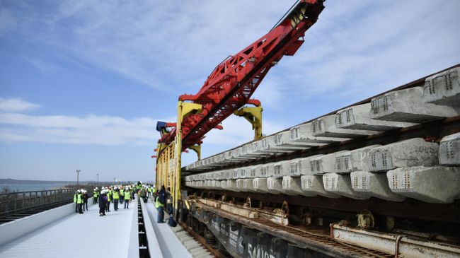 Укладка железнодорожного полотна при строительстве Крымского моста. Архивное фото Укладка железнодорожного полотна при строительстве Крымского моста. Архивное фото