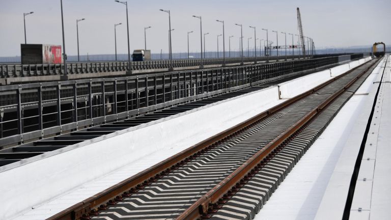 Укладка железнодорожного полотна при строительстве Крымского моста Укладка железнодорожного полотна при строительстве Крымского моста