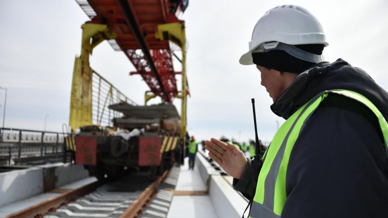 Укладка железнодорожного полотна при строительстве Крымского моста Укладка железнодорожного полотна при строительстве Крымского моста