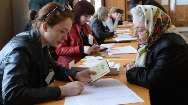 Жители Симферополя на одном из избирательных участков Жители Симферополя на одном из избирательных участков