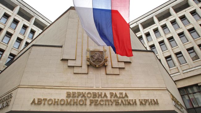 Российский флаг у Верховной рады АРК во время референдума о статусе Крыма в Симферополе Российский флаг у Верховной рады АРК во время референдума о статусе Крыма в Симферополе