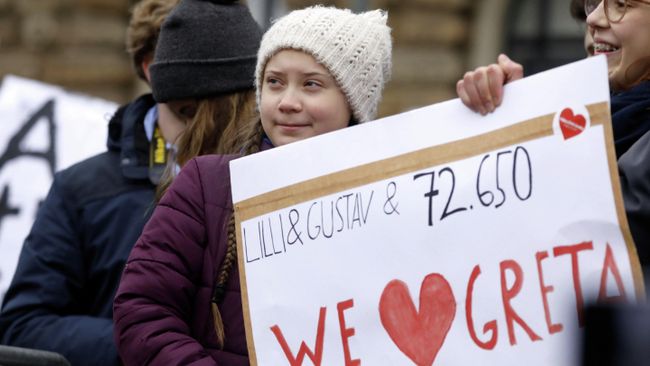 Шведская школьница Грета Турнберг во время митинга в Гамбурге. 1 марта 2019 Шведская школьница Грета Турнберг во время митинга в Гамбурге. 1 марта 2019