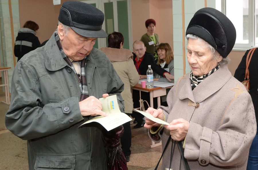 Жители Симферополя на одном из избирательных участков во время голосования на референдуме о статусе Крыма
