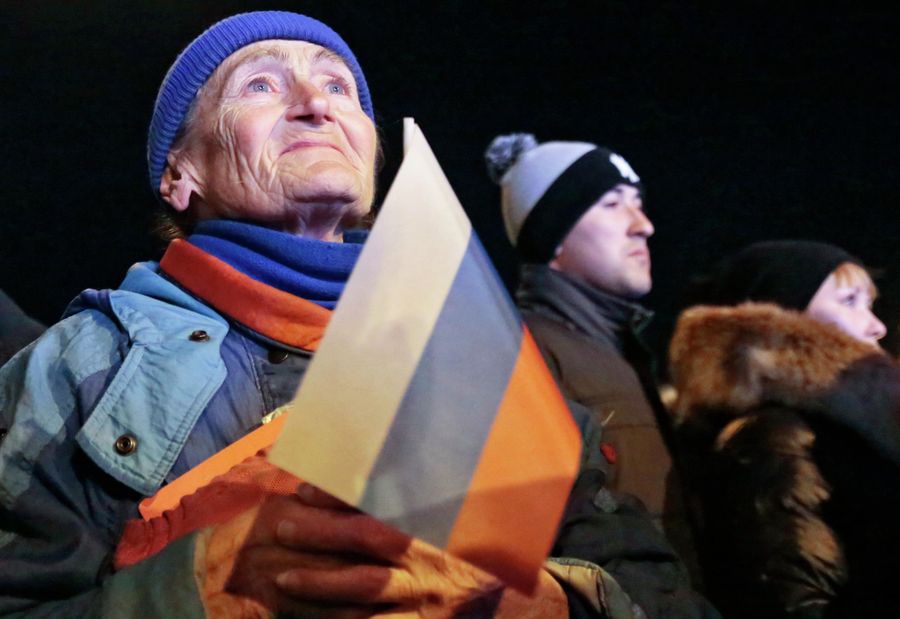 Пожилая жительница Симферополя на концерте Крым-Весна, который проходит на площади Ленина в центре города, в ожидании объявления итогов референдума о статусе Крыма