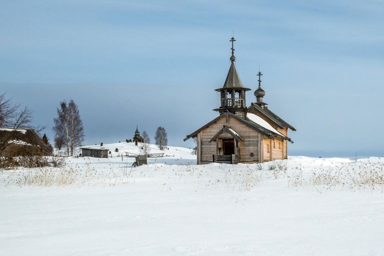 Часовня Успения Божией Матери в деревне Васильево на острове Кижи в Медвежьегорском районе Республики Карелия Часовня Успения Божией Матери в деревне Васильево на острове Кижи в Медвежьегорском районе Республики Карелия
