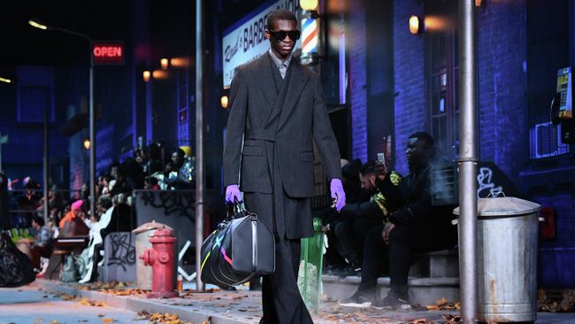 Показ мужской коллекции Louis Vuitton по мотивам костюмов певца Майкла Джексона во время Недели моды в Париже. 17 января 2019 Показ мужской коллекции Louis Vuitton по мотивам костюмов певца Майкла Джексона во время Недели моды в Париже. 17 января 2019