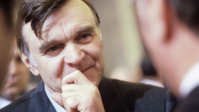Юрий Васильевич Бондарев, писатель, лауреат Ленинской премии, лауреат Государственной премии РСФСР и СССР.