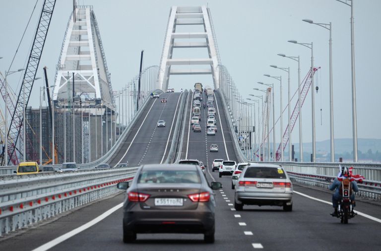 Автомобильное движение по автодорожной части Крымского моста Автомобильное движение по автодорожной части Крымского моста