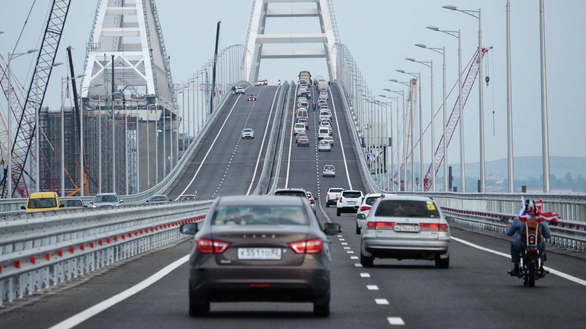 Автомобильное движение по автодорожной части Крымского моста Автомобильное движение по автодорожной части Крымского моста - РИА Новости, 1920, 01.12.2020