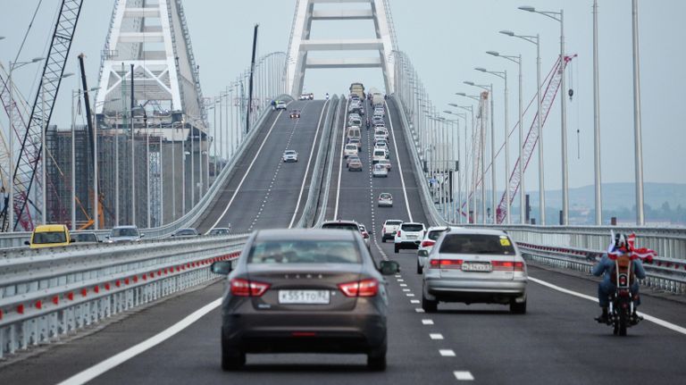 Автомобильное движение по автодорожной части Крымского моста Автомобильное движение по автодорожной части Крымского моста