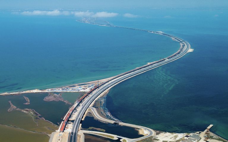 Автомобильное движение по трассе с автоподходами к Крымскому мосту Автомобильное движение по трассе с автоподходами к Крымскому мосту