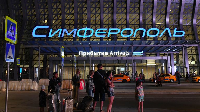 Пассажиры у здания терминала Крымская волна международного аэропорта Симферополь Пассажиры у здания терминала Крымская волна международного аэропорта Симферополь