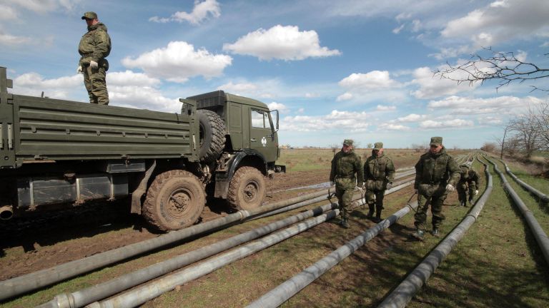 Военнослужащие подразделений материально-технического обеспечения выполняют работы по прокладке трубопровода к Северо-Крымскому каналу для обеспечения питьевой водой населенных пунктов на Юго-Востоке полуострова Крым Военнослужащие подразделений материально-технического обеспечения выполняют работы по прокладке трубопровода к Северо-Крымскому каналу для обеспечения питьевой водой населенных пунктов на Юго-Востоке полуострова Крым