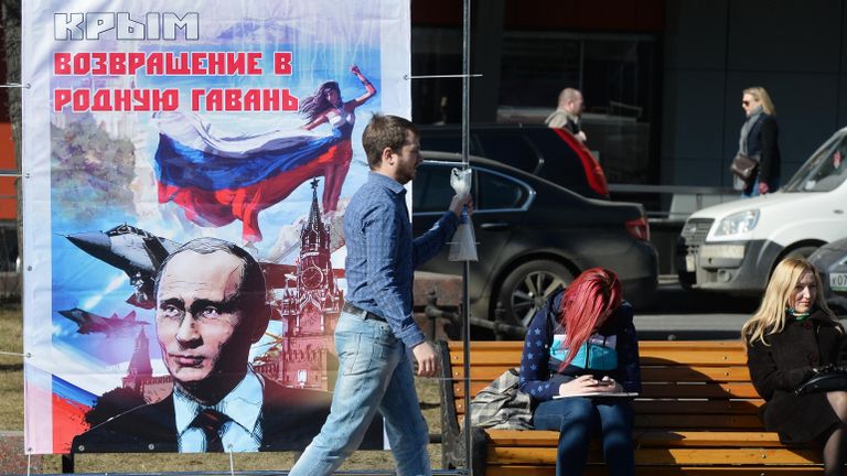 Мужчина во время монтажа арт-выставки графических работ Крым. Возвращение в родную гавань в Новопушкинском сквере, открытой при поддержке движений Антимайдан и Русский медведь и посвященной годовщине референдума, на котором жители Крыма проголосовали за вхождение в состав РФ Мужчина во время монтажа арт-выставки графических работ Крым. Возвращение в родную гавань в Новопушкинском сквере, открытой при поддержке движений Антимайдан и Русский медведь и посвященной годовщине референдума, на котором жители Крыма проголосовали за вхождение в состав РФ