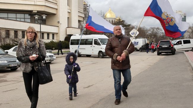 Семья с российскими флагами во время референдума о статусе Крыма в Симферополе Семья с российскими флагами во время референдума о статусе Крыма в Симферополе