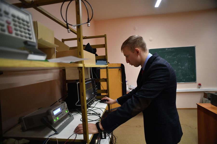 Александр Егоров в лаборатории физики высоких пллотностей энергии Саровского физико-технического института Александр Егоров в лаборатории физики высоких пллотностей энергии Саровского физико-технического института