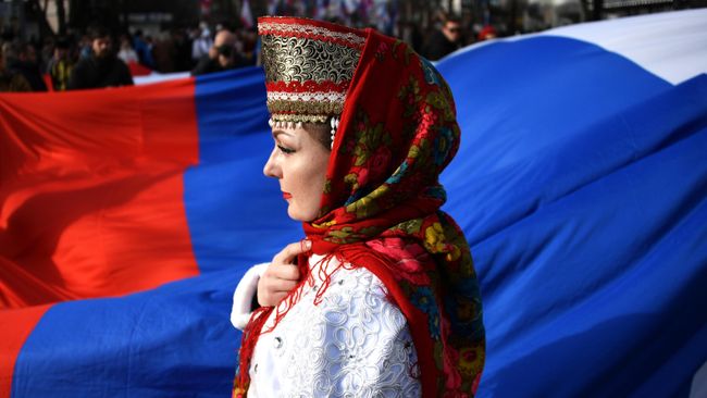 Девушка в национальном костюме во время мероприятий, посвященных годовщине Общекрымского референдума 2014 года и воссоединения Крыма с Россией Девушка в национальном костюме во время мероприятий, посвященных годовщине Общекрымского референдума 2014 года и воссоединения Крыма с Россией