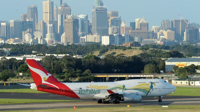 Самолет австралийской авиакомпании Qantas Boeing 747 в аэропорту Сиднея Самолет австралийской авиакомпании Qantas Boeing 747 в аэропорту Сиднея
