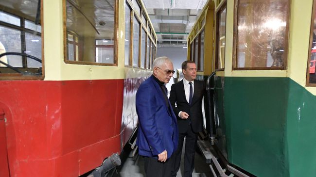 Дмитрий Медведев во время посещения Мосфильма перед заседанием Правительственного совета по развитию отечественной кинематографии. 15 марта 2019 Дмитрий Медведев во время посещения Мосфильма перед заседанием Правительственного совета по развитию отечественной кинематографии. 15 марта 2019