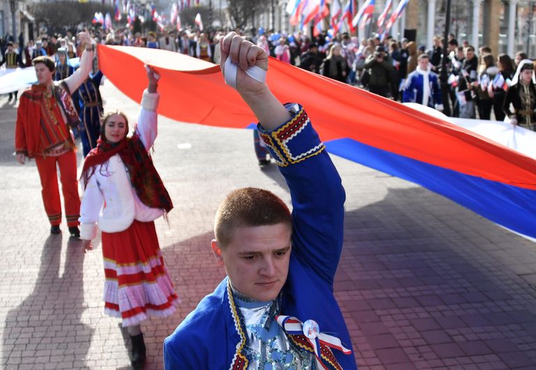 Праздничное шествие, посвященное 5-й годовщине Общекрымского референдума 2014 года и воссоединения Крыма с Россией, на одной из улиц в Симферополе Праздничное шествие, посвященное 5-й годовщине Общекрымского референдума 2014 года и воссоединения Крыма с Россией, на одной из улиц в Симферополе