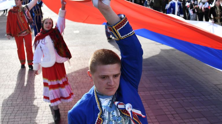 Праздничное шествие, посвященное 5-й годовщине Общекрымского референдума 2014 года и воссоединения Крыма с Россией, на одной из улиц в Симферополе