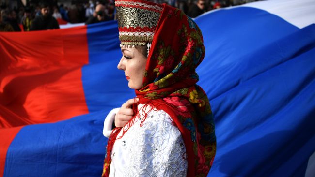 Девушка в национальном костюме во время мероприятий, посвященных 5-й годовщине Общекрымского референдума 2014 года и воссоединения Крыма с Россией, у здания Государственного Совета Республики Крым в Симферополе Девушка в национальном костюме во время мероприятий, посвященных 5-й годовщине Общекрымского референдума 2014 года и воссоединения Крыма с Россией, у здания Государственного Совета Республики Крым в Симферополе