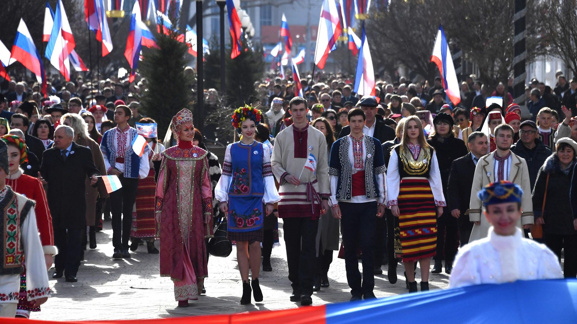 Праздничное шествие, посвященное годовщине Общекрымского референдума 2014 года и воссоединения Крыма с Россией, на одной из улиц в Симферополе Праздничное шествие, посвященное годовщине Общекрымского референдума 2014 года и воссоединения Крыма с Россией, на одной из улиц в Симферополе - РИА Новости, 1920, 18.03.2021