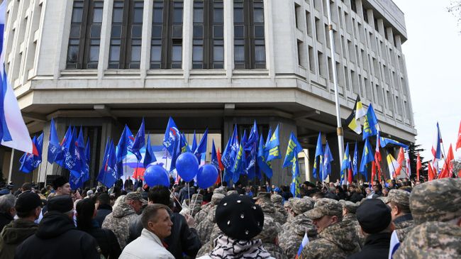 Участники праздничных мероприятий, посвященных 5-й годовщине Общекрымского референдума 2014 года и воссоединения Крыма с Россией, у здания Государственного Совета Республики Крым в Симферополе Участники праздничных мероприятий, посвященных 5-й годовщине Общекрымского референдума 2014 года и воссоединения Крыма с Россией, у здания Государственного Совета Республики Крым в Симферополе